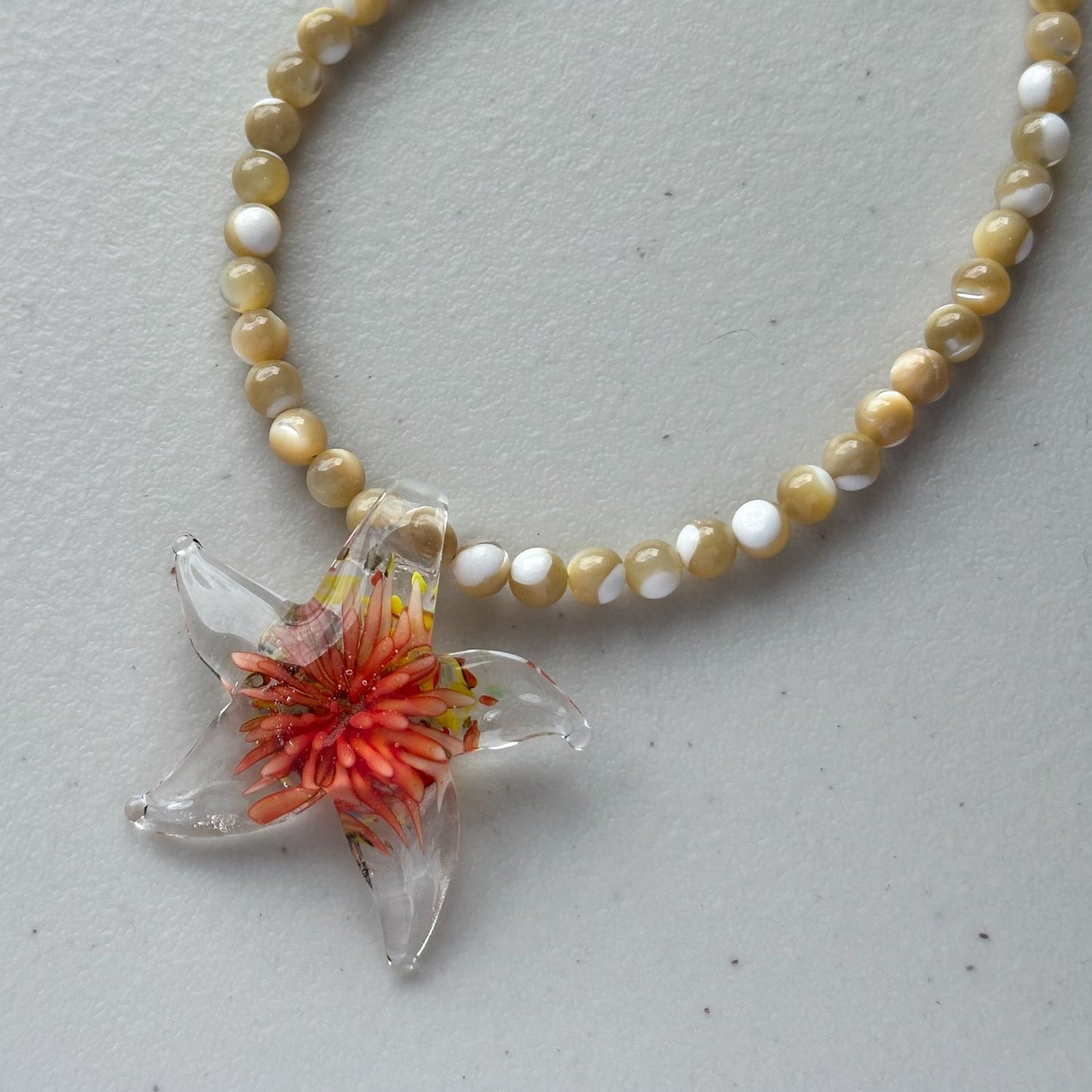 Collar estrella coral y madre perla